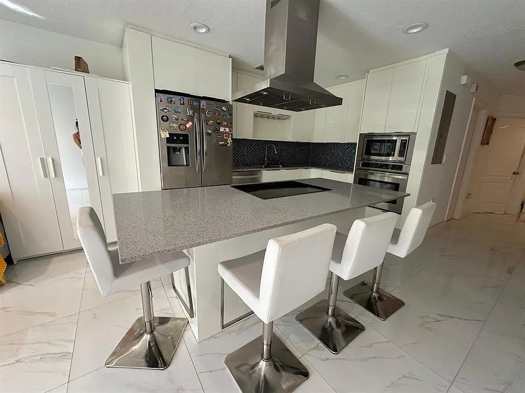 3 bed, 3.0 bath, 1270 sqft, $3,200 — Photo 2