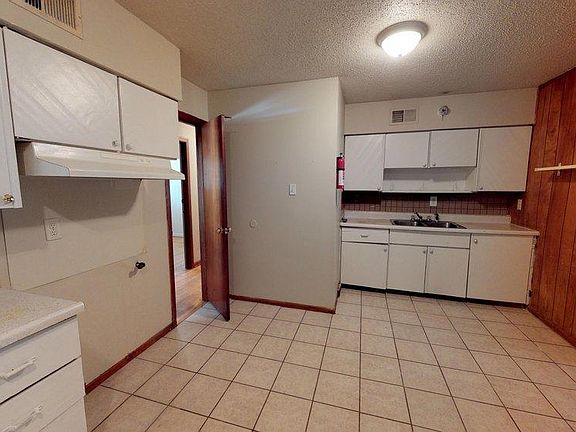 3rd image of 4678 Hillmont Ave
