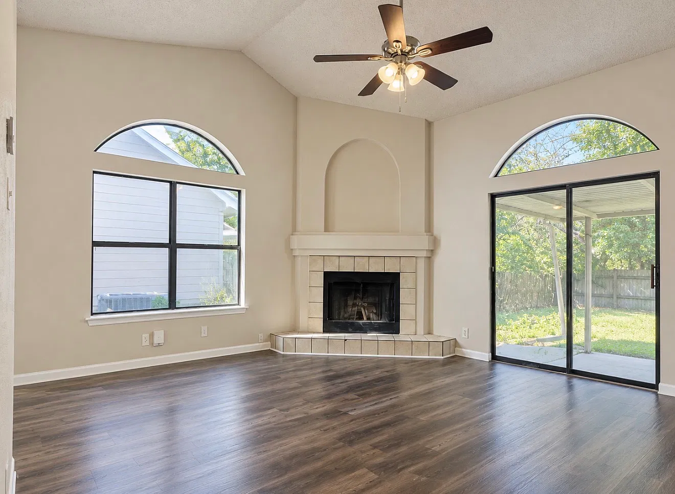 2 bed, 1071 sqft, $1,325 — Photo 4