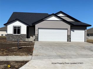 912 Crescent View Dr NE, Cedar Rapids, IA 52402