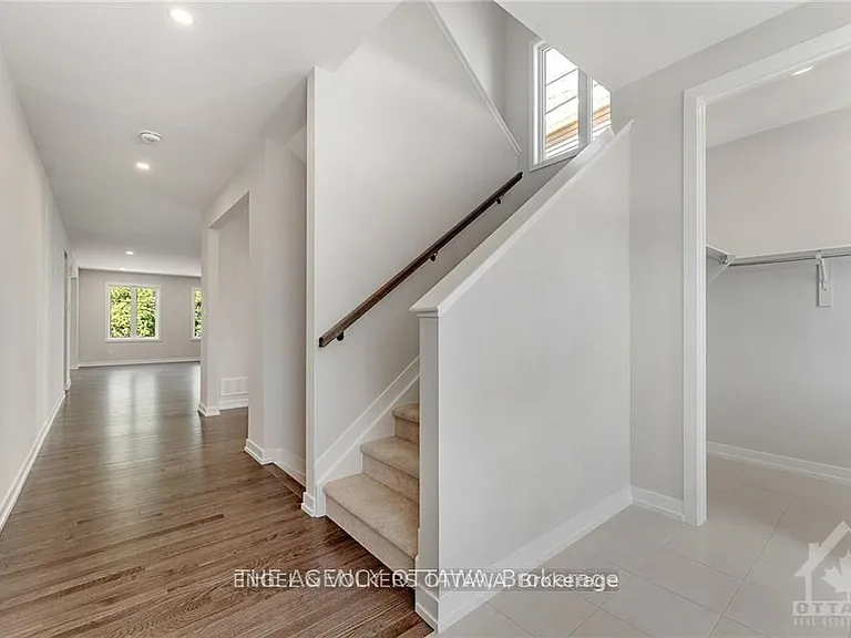 89 Hackamore Cres — Photo 2