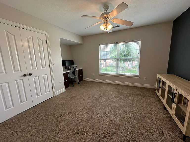 5601 S 43rd St — Photo 28