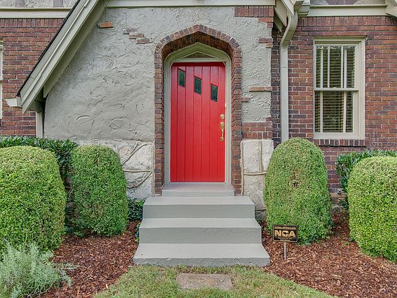 4th image of 2610 Woodlawn Dr