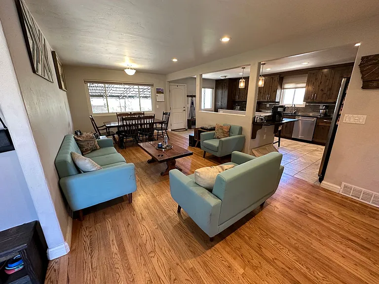 1314 McArthur Ave — Photo 2