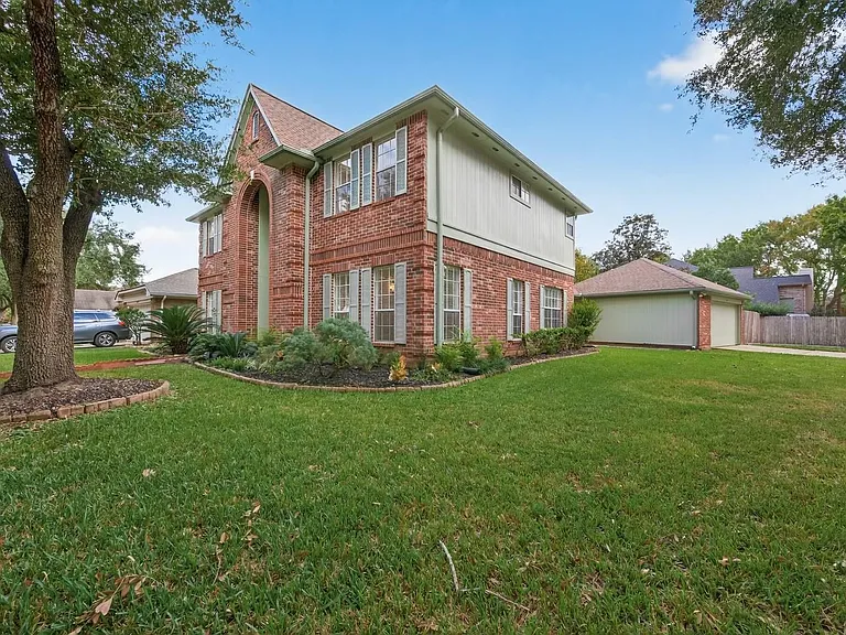 2431 Parkwood Ln — Photo 2