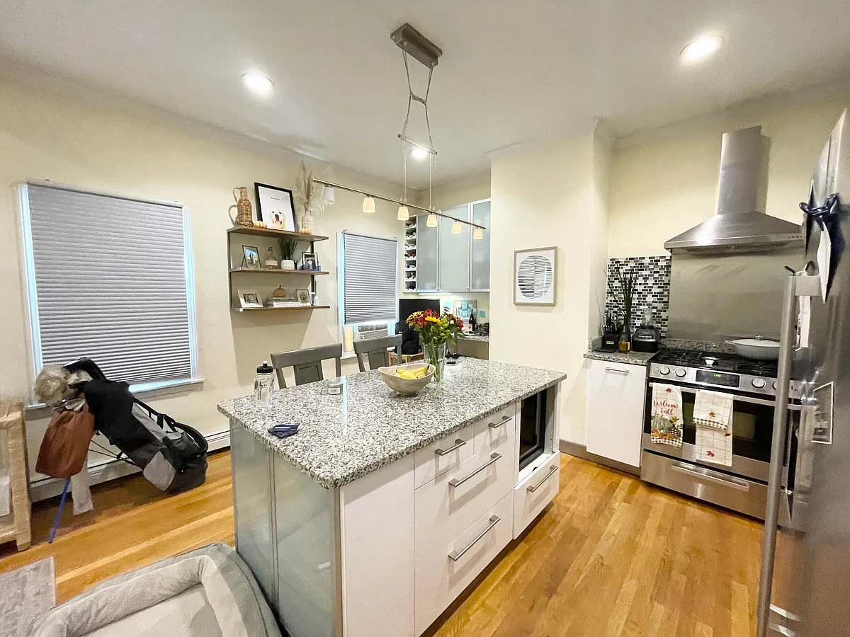 Building Photo - 174 Bolton St #2L