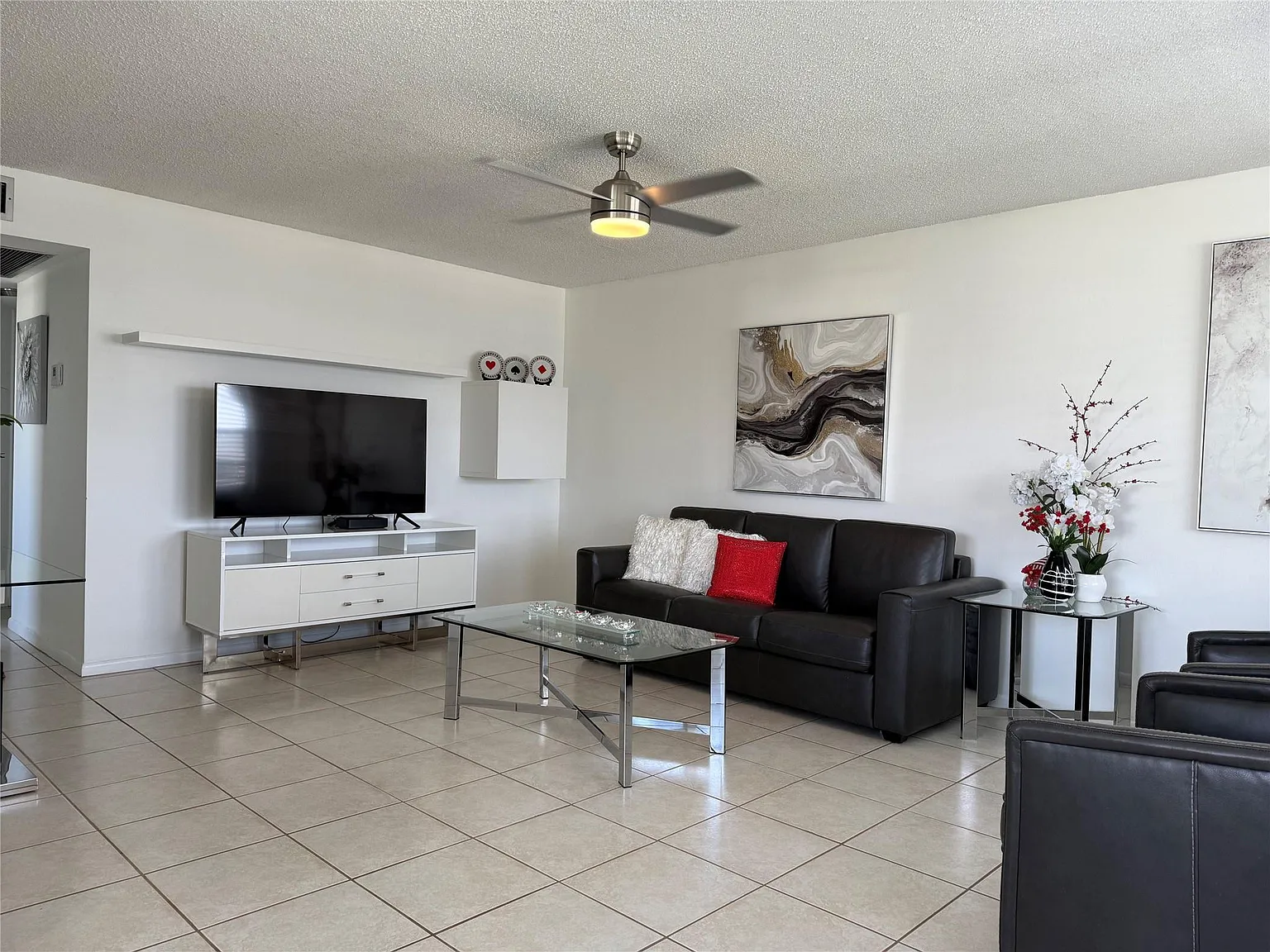 2 bed, 1.5 bath, 828 sqft, $2,500 — Photo 2