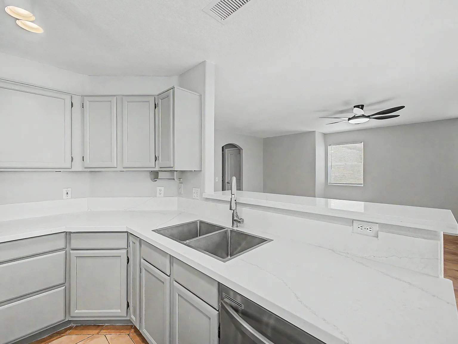 3 bed, 2.5 bath, 2011 sqft, $2,500 — Photo 4