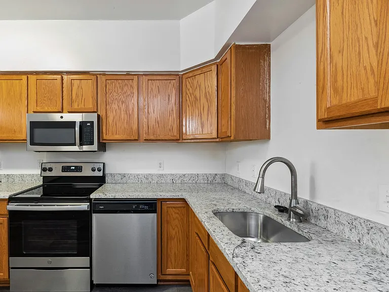 2416 Jefferson St — Photo 4