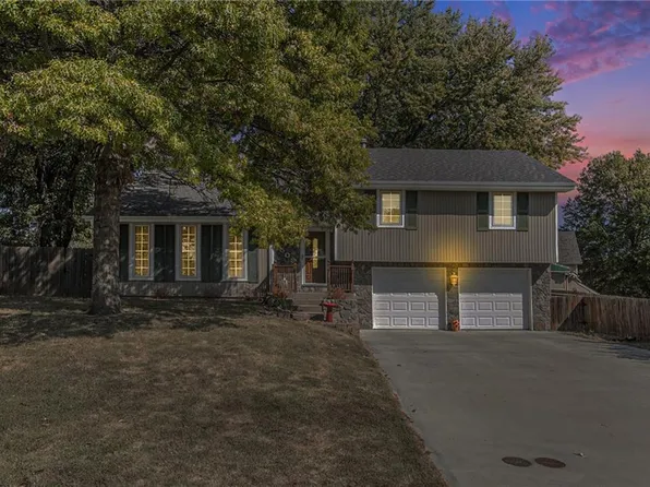 509 Forestglen Ln, Lansing, KS 66043