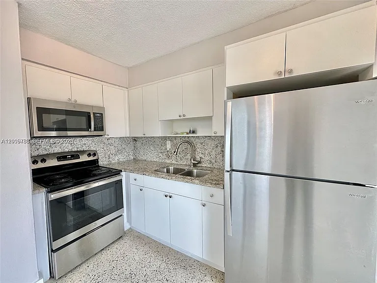 10303 NW 35th Pl — Photo 4