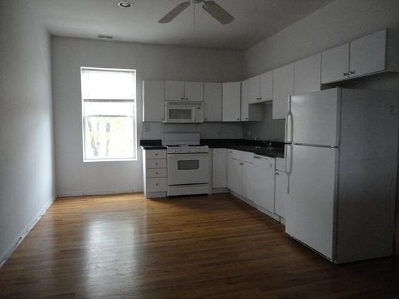 3rd image of 1022 N Damen Ave #1F