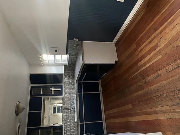 3rd image of 907 W 26th St