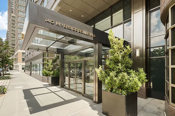 Rented by A&E Real Estate Management | media 6