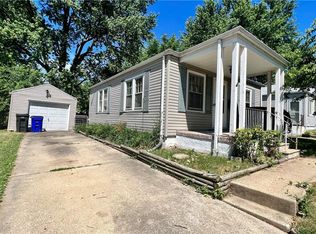 955 N Park Pl, Decatur, IL 62522