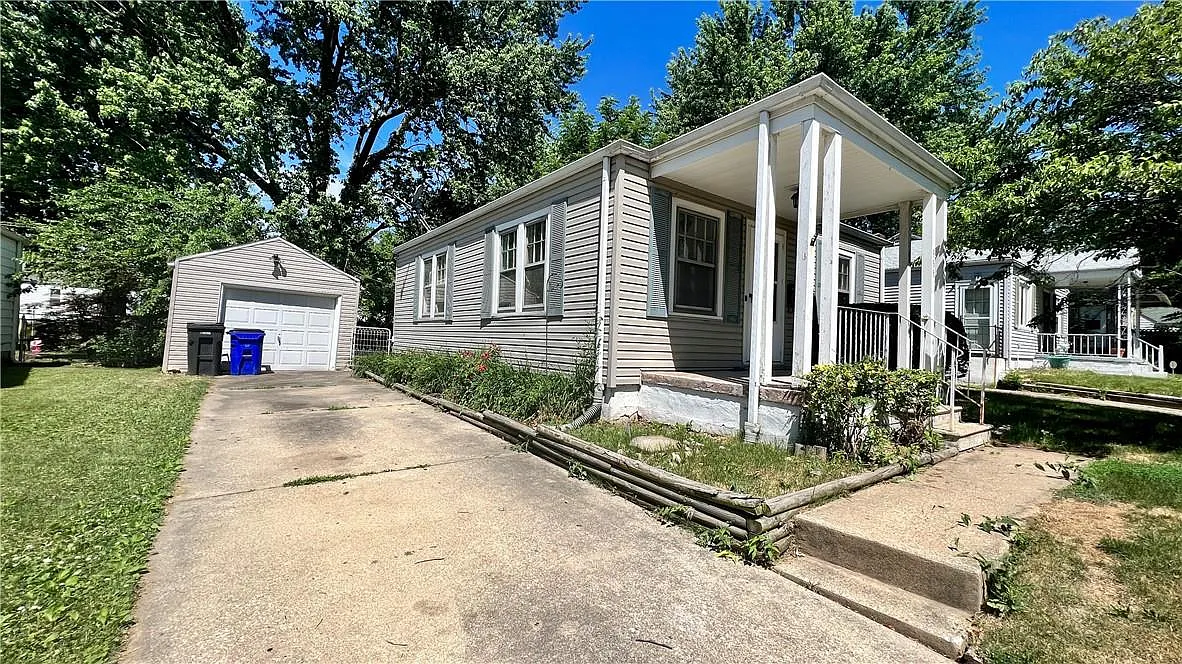 955 N Park Pl photo 1