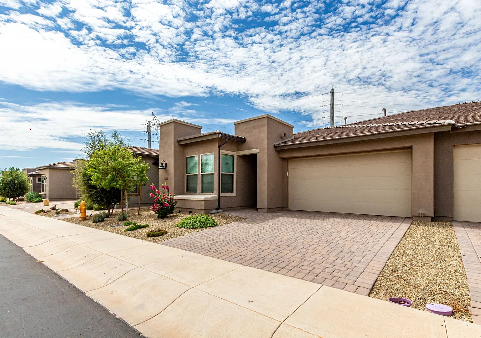 Luxury 2BR + Den Townhome in Amenity-Packed Community - Encanterra — Photo 2