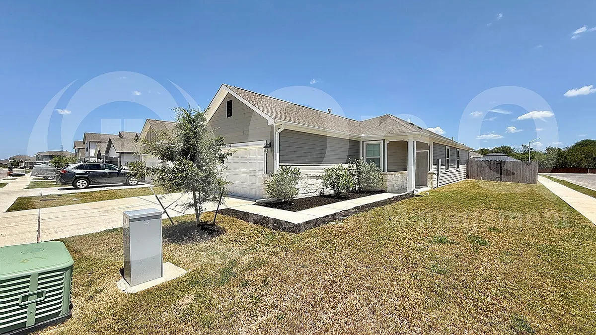 4 bed, 2.0 bath, 1600 sqft, $1,900 — Photo 3