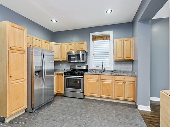 5th image of 1929 N Richmond St #1