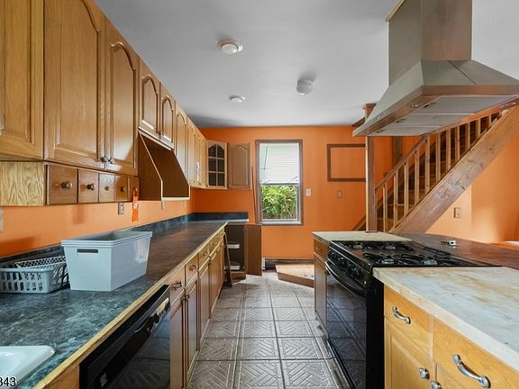 4th image of 20 Pershing Ave