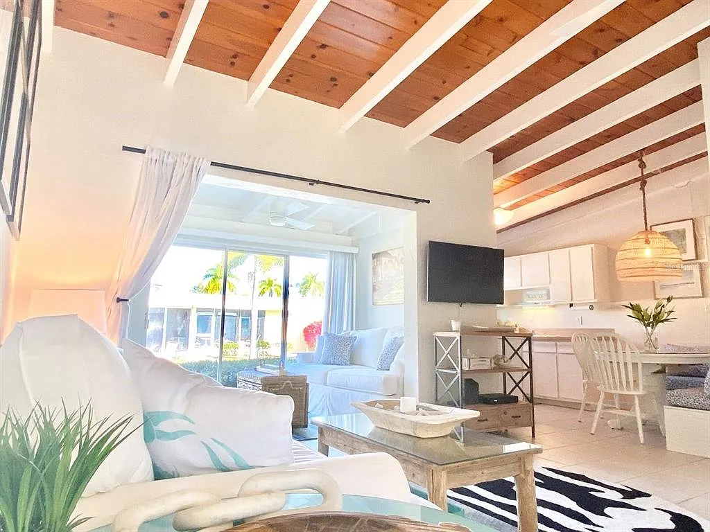 1 bed, 1.0 bath, 708 sqft, $5,370 — Photo 4