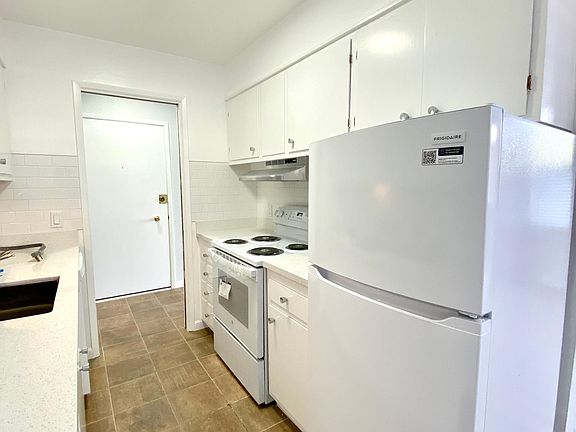 Kitchen - Quartz Counters, Undermount sink