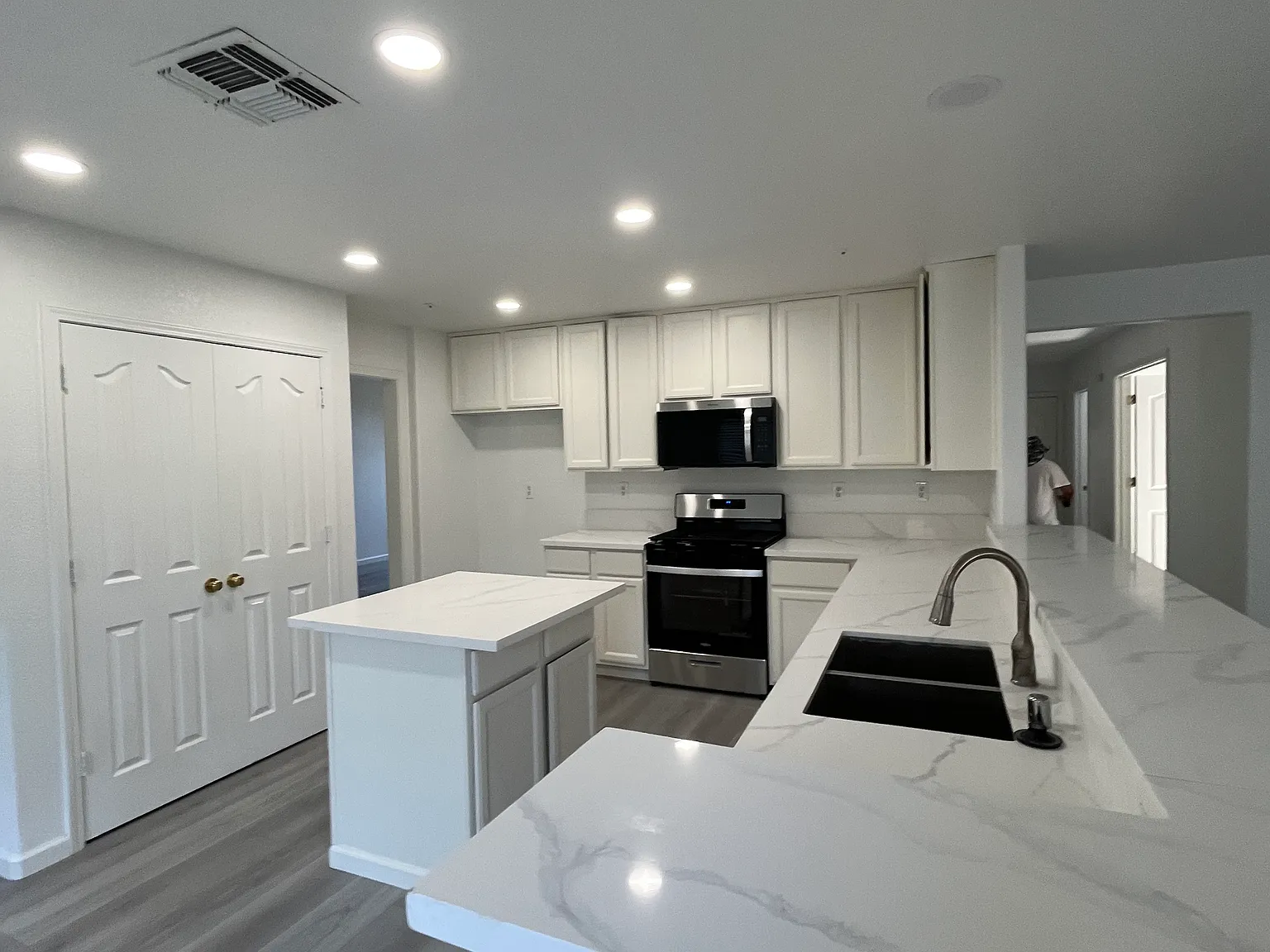 5 bed, 2513 sqft, $3,300 — Photo 1