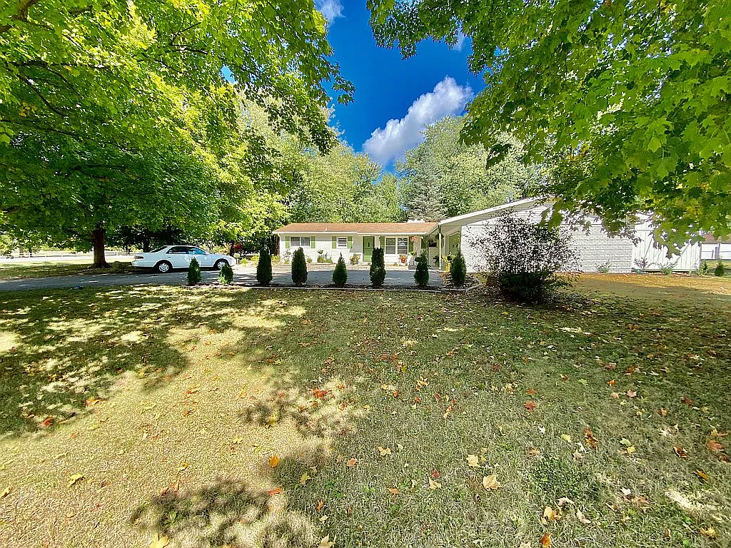 13301 Allisonville Rd photo 1