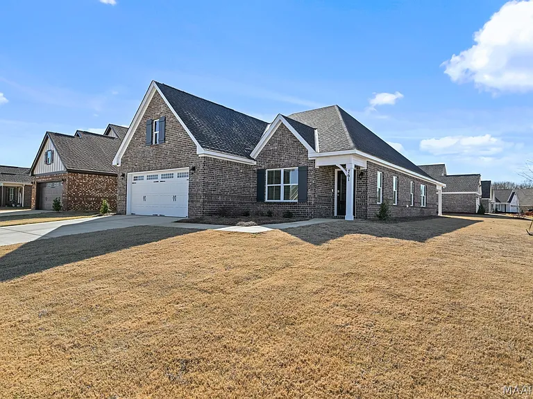 761 Harbin Dr — Photo 2