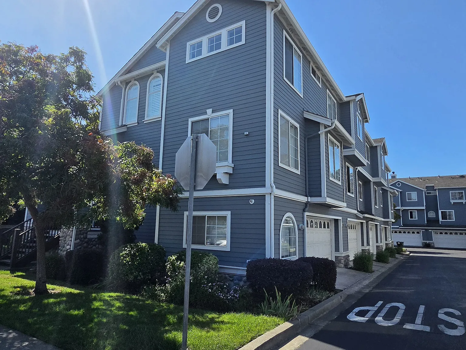 3 bed, 2.5 bath, 1640 sqft, $3,600 — Photo 3