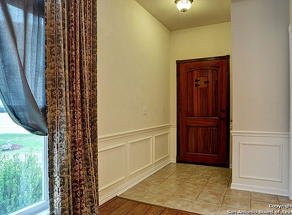 4th image of 2556 Cove Trl