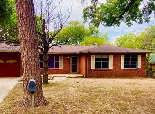 1210 Briarwood Dr, Cleburne, TX 76033