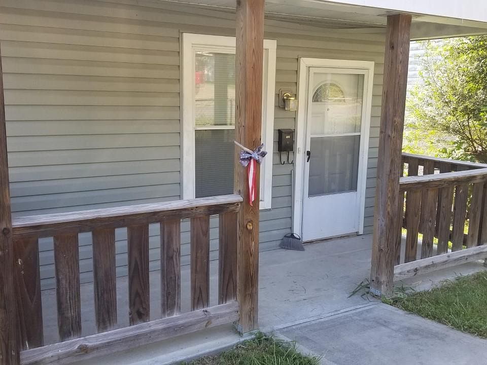 2nd image of 405 Lawrence Ave