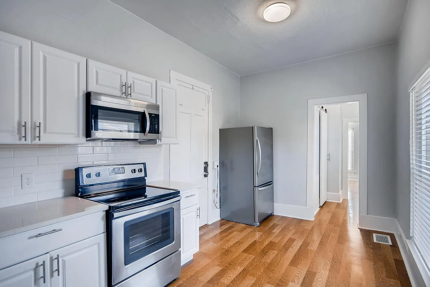 1015 Ford St — Photo 3