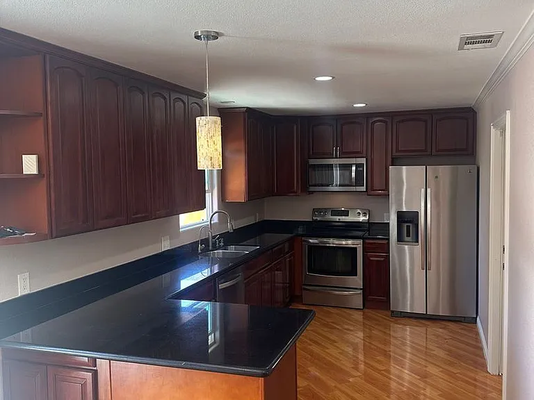 2615 Camloop Dr — Photo 3