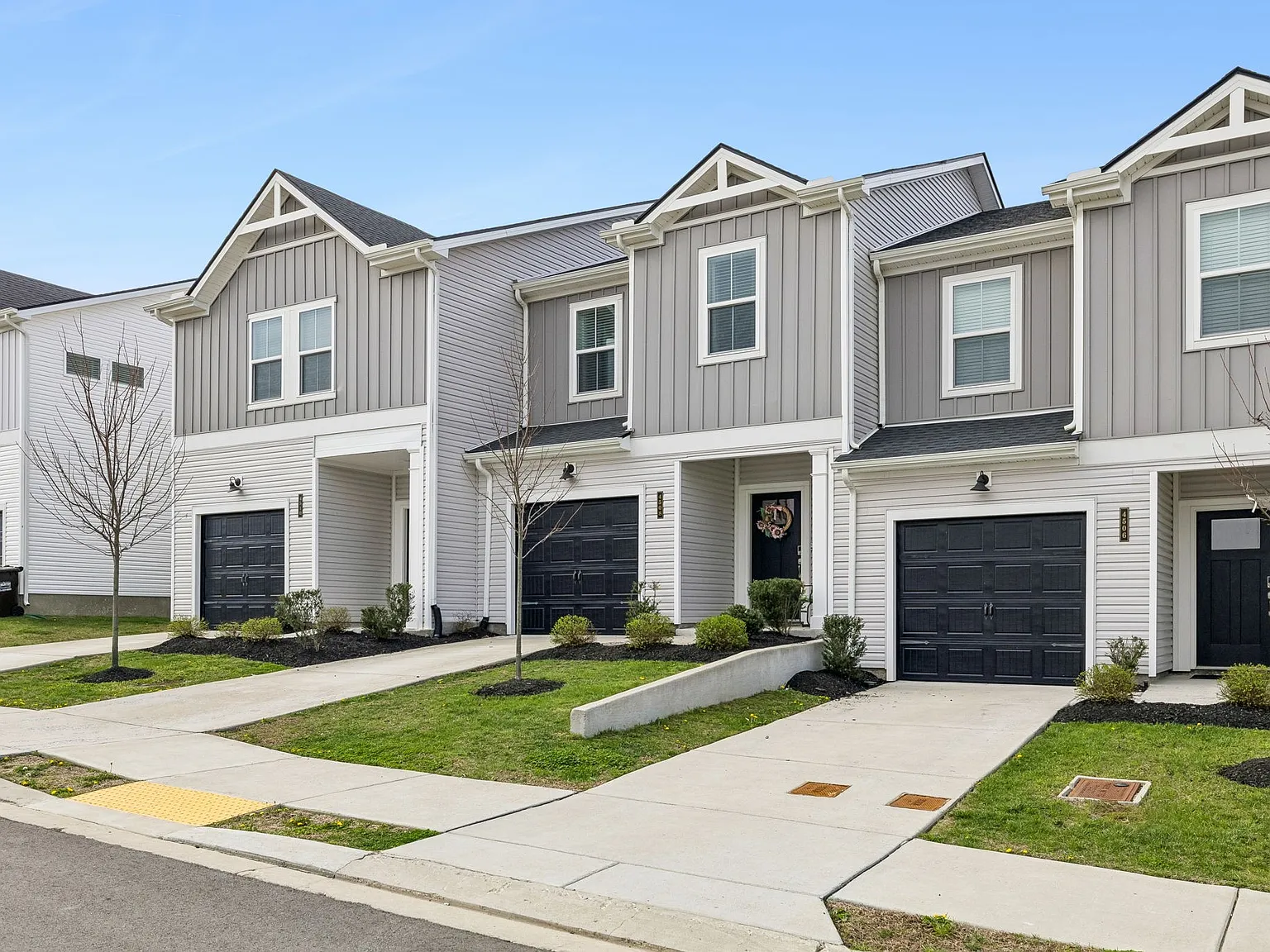 3 bed, 2.5 bath, 1404 sqft, $2,350 — Photo 2