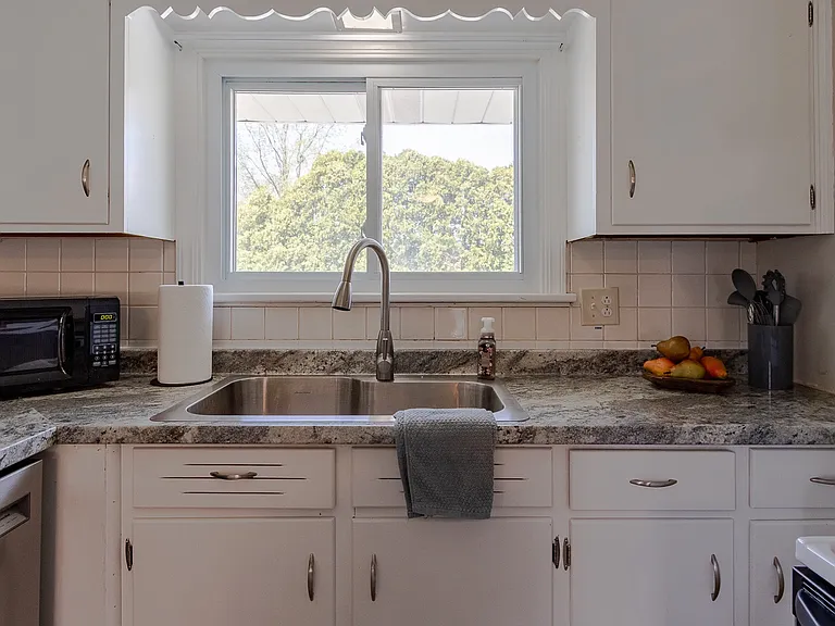 137 W Aaron Dr — Photo 4