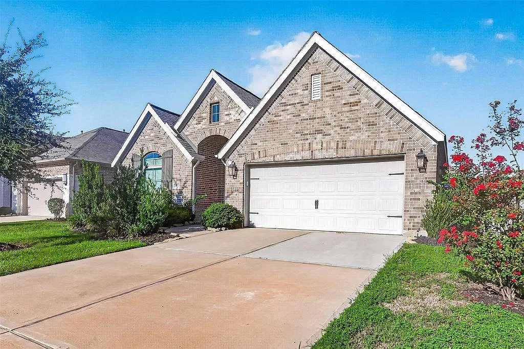 4 bed, 2.0 bath, 2233 sqft, $2,700 — Photo 2