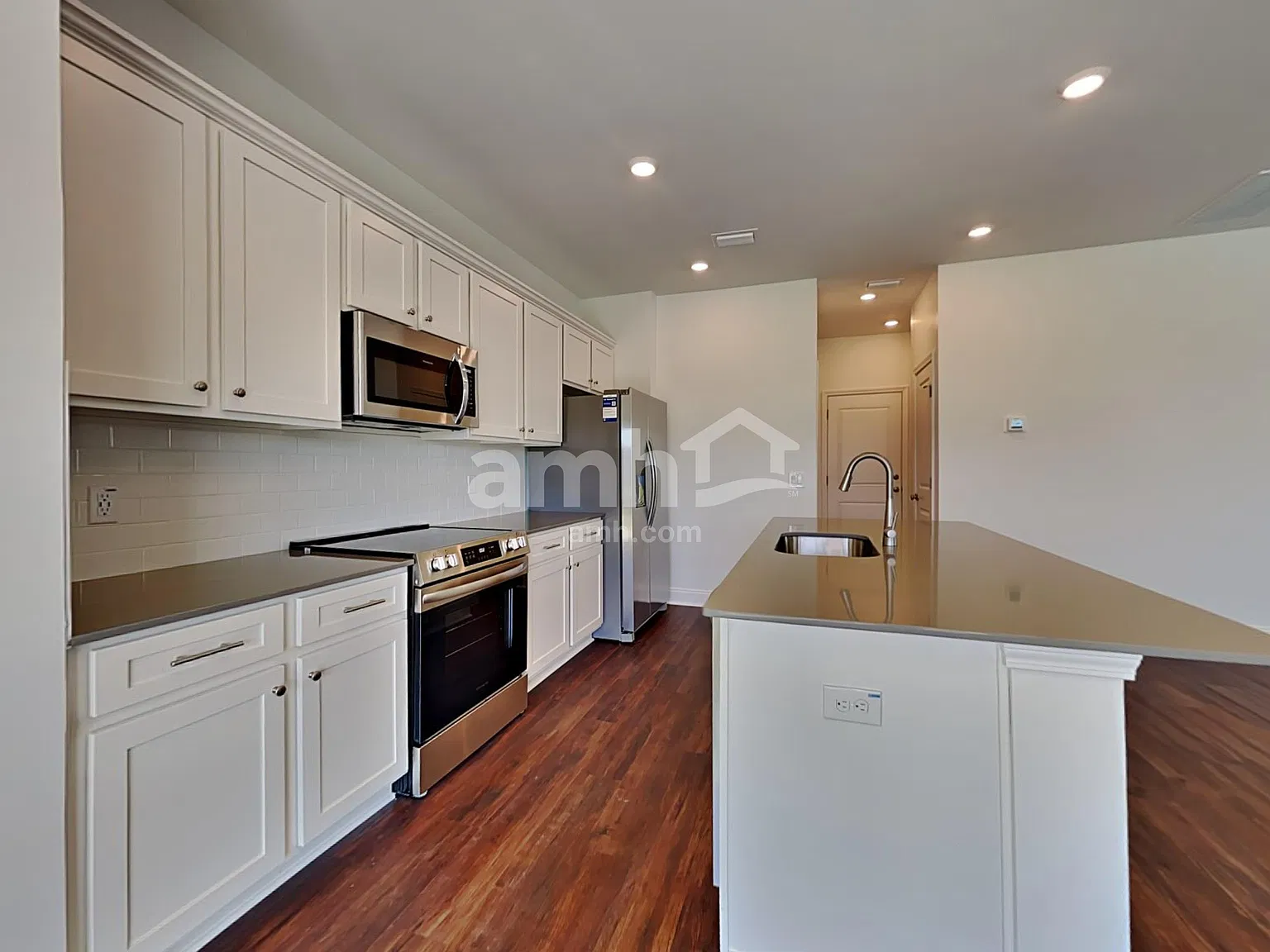 4 bed, 2.5 bath, 1977 sqft, $2,460 — Photo 3