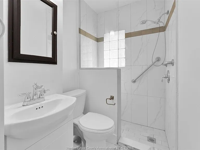 3622 Queen St — Photo 12