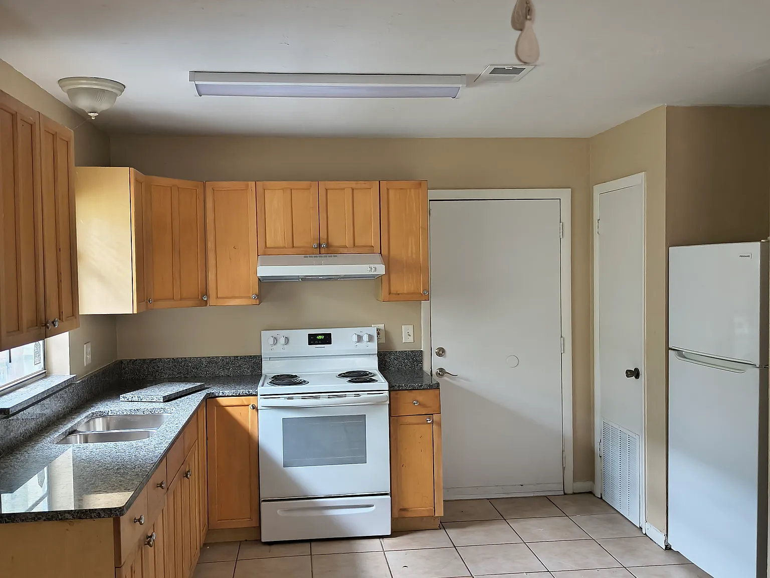 2 bed, 1.5 bath, 1860 sqft, $1,100 — Photo 3