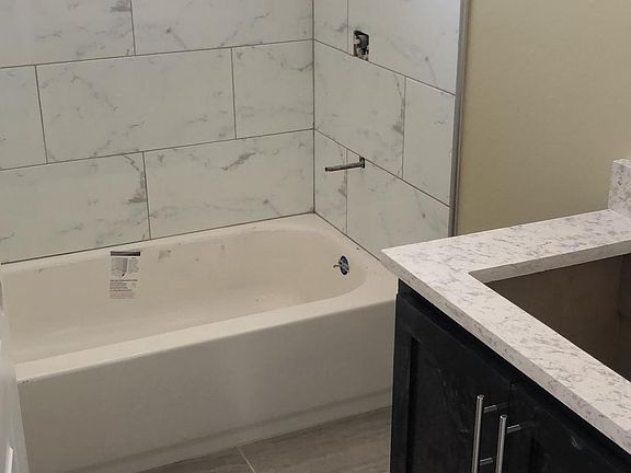 5th image of 827 W 62nd Pl