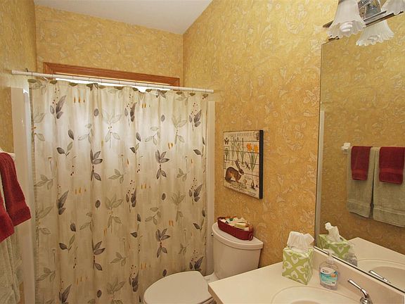 3rd image of 37 Woodlake Trl