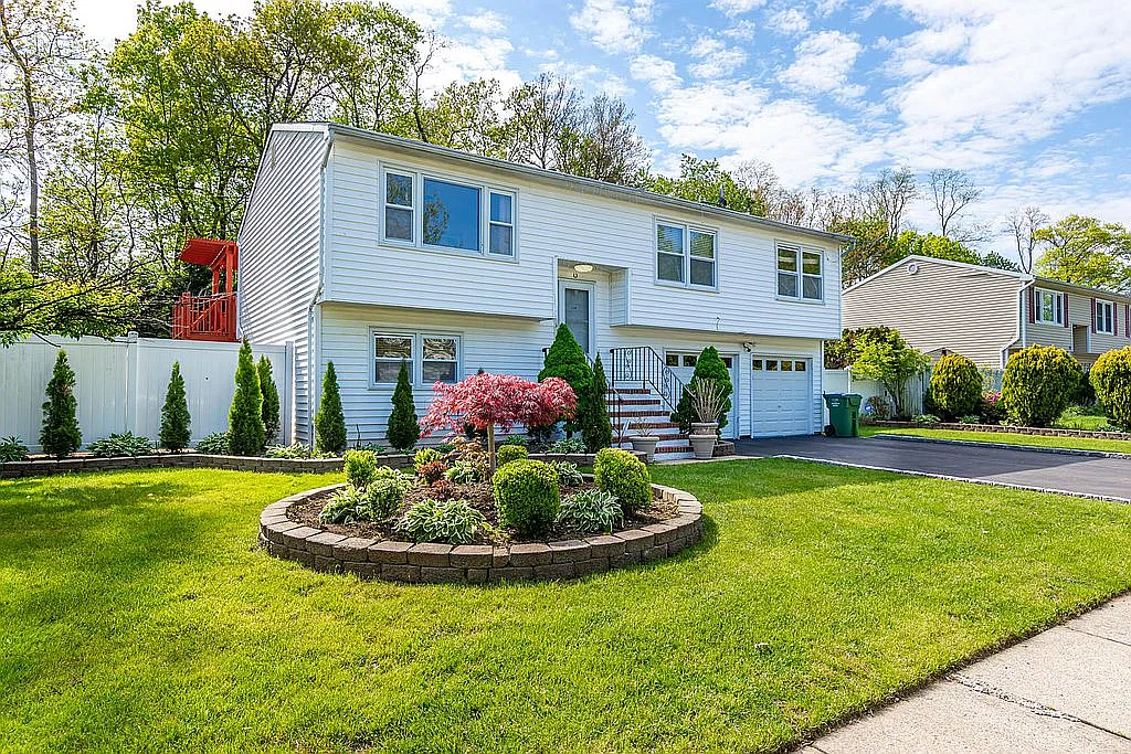 33 Kingsbridge Dr photo 1