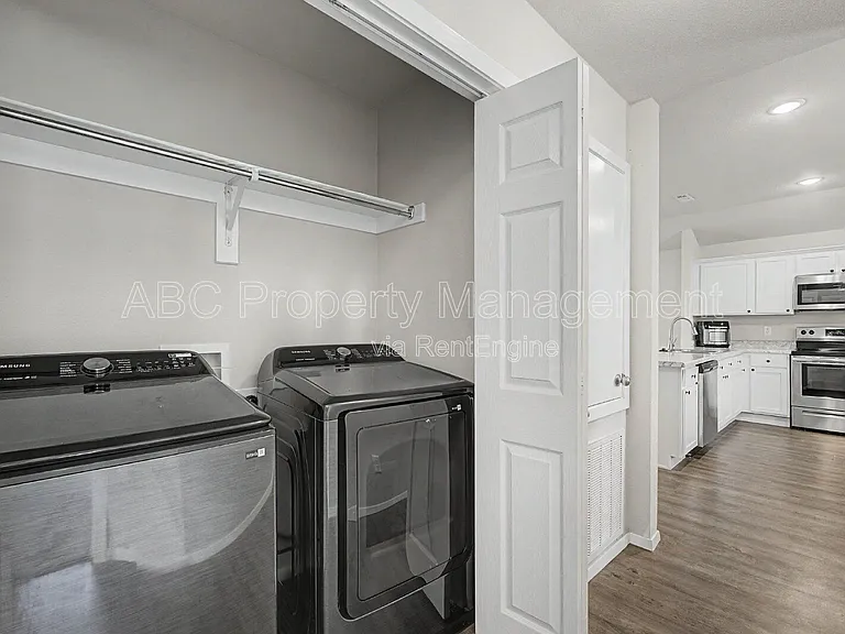 946 E Sparrow Cir — Photo 18
