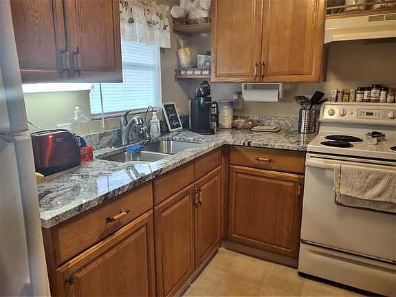 5th image of 722 Holly Hill Ave