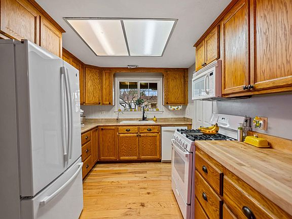 5th image of 3913 Peacock Ln