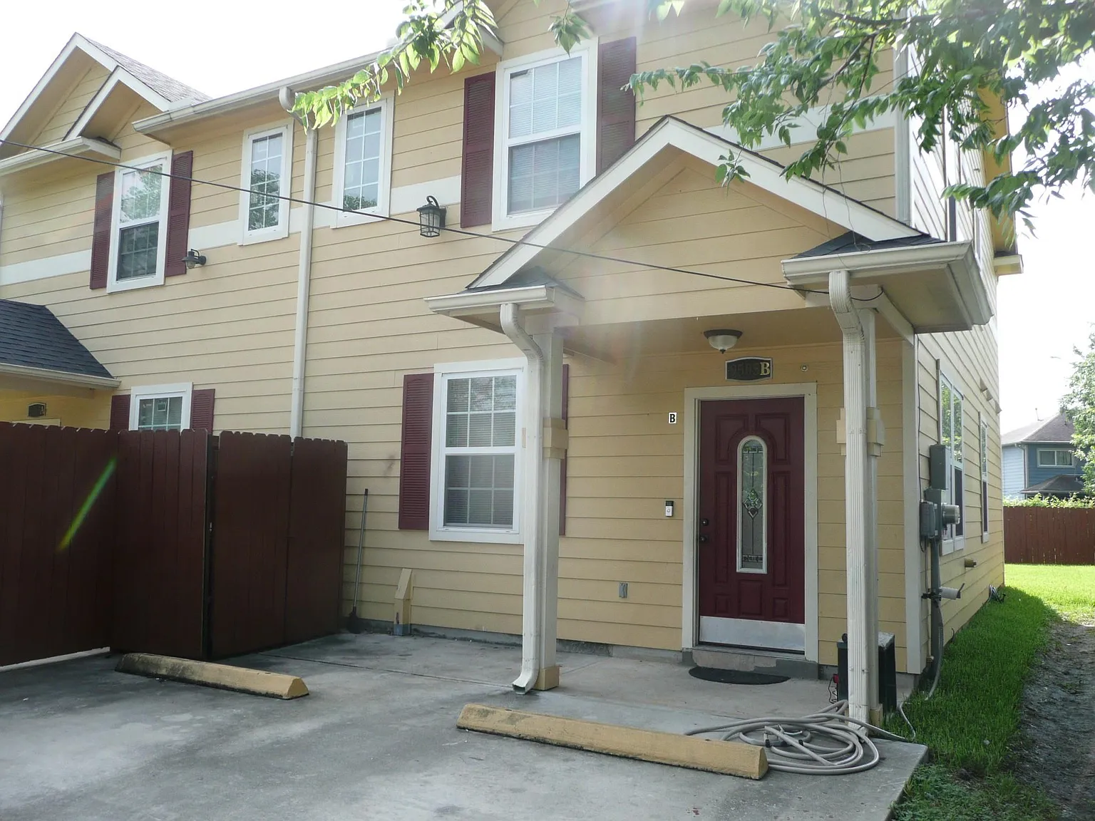 3 bed, 1.5 bath, 2800 sqft, $1,700 — Photo 1