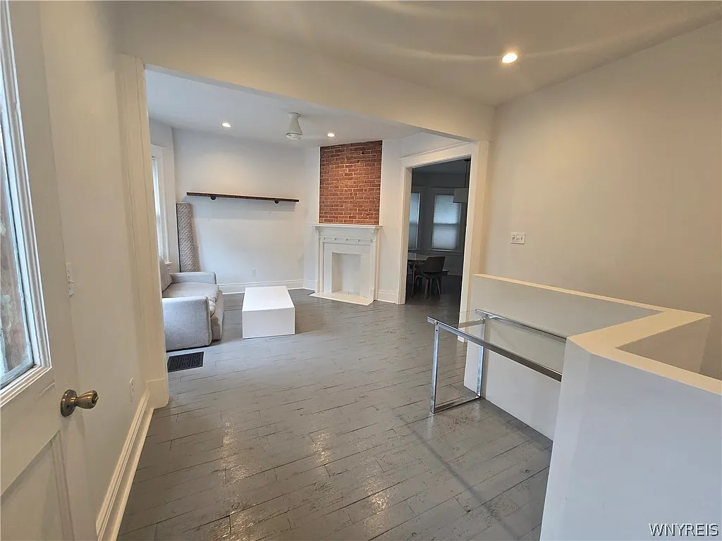 3 bed, 1.0 bath, 2206 sqft, $1,895 — Photo 3