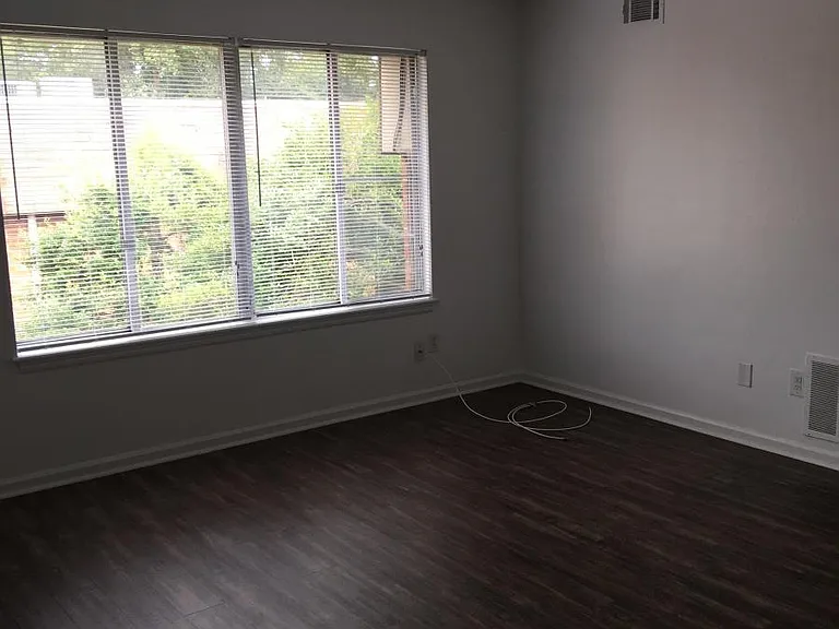 Lakeside Plaza Apartments — Photo 7